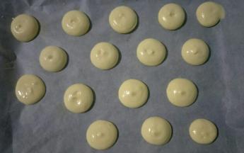 挤在铺了油纸的烤盘中，每个之间留出一定的距离。直径大约2~2.5cm。一共挤了16个，可以做8个娃娃脸蛋糕