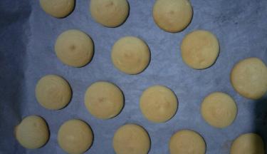 出炉后震一下，室温放凉，轻轻取下