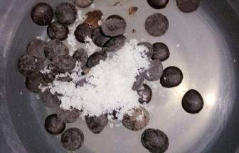 表情装饰部分，巧克力币加牛奶加糖隔水融化，水温最好不要超过70度