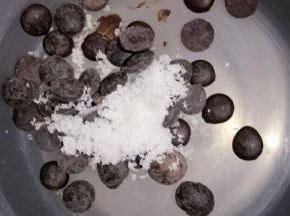 表情装饰部分，巧克力币加牛奶加糖隔水融化，水温最好不要超过70度