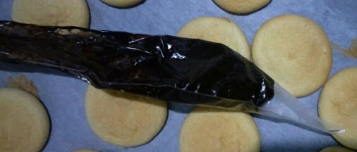 装入裱花袋，剪个小口子