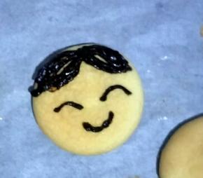 在蛋糕表面画上喜欢的表情