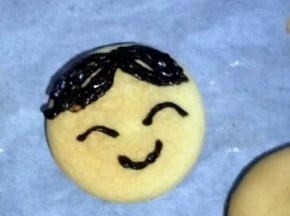 在蛋糕表面画上喜欢的表情
