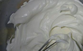 淡奶油加糖粉，手持电动打蛋器中速打发至奶油细腻有花纹，打蛋器提起有小弯尖即可