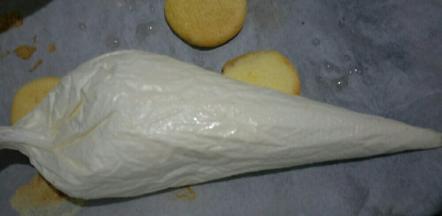 装入裱花袋剪小口子