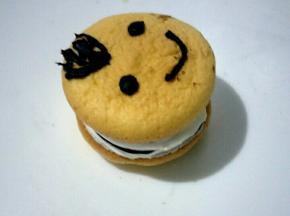 放上画了表情的蛋糕，即可