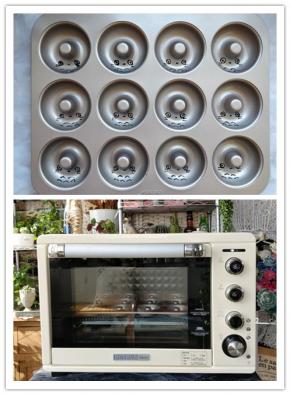 5. 装入剪了小口的裱花袋中，在模具内侧画出龙猫的眼睛、鼻子、胡须等轮廓。

6. 将模具放入柏翠PE5040YE烤箱下层，选择程序7（上下火同时加热，上火稍小），设置温度160度，烘烤1分钟，让图案表面定型即可。
柏翠PE5040YE烤箱的定时功能很灵活，发酵的话能定时5-720分钟，烘烤能定时1-120分钟。程序完成时有蜂鸣提示，所以烘烤时不用守在一边啦。