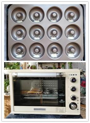 9. 将模具从烤箱中取出，可以看到图案清晰，没有干裂，说明加热很柔和。再用白色蛋糕糊点在眼睛和肚皮的位置，填满。
10. 重新将模具放入烤箱下层，温度设定不变，烘烤2分钟。这款柏翠烤箱内置高灵敏的温控器，能保持炉内加热温度的稳定，预热后不会出现一开始加热温度不够，后期温度过高的情况。