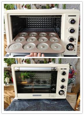 13. 把模具放入柏翠PE5040YE烤箱中下层。中下层位置适合有一定高度的蛋糕和面包，上火稍低更有利于蛋糕组织膨胀鼓起。
14. 重新设定上火160度，下火155度，烘烤12分钟左右。因为底部带图案的部分已经加热了一会儿，所以可适当调低温度。柏翠PE5040YE烤箱的温度范围可设定在28—230度之间，根据不同食材和份量，可以灵活设定。