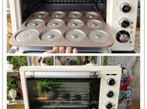 13. 把模具放入柏翠PE5040YE烤箱中下层。中下层位置适合有一定高度的蛋糕和面包，上火稍低更有利于蛋糕组织膨胀鼓起。
14. 重新设定上火160度，下火155度，烘烤12分钟左右。因为底部带图案的部分已经加热了一会儿，所以可适当调低温度。柏翠PE5040YE烤箱的温度范围可设定在28—230度之间，根据不同食材和份量，可以灵活设定。