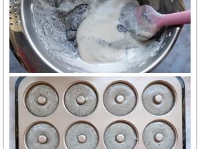 11. 同样趁烘烤时，将灰色低粉，筛入剩余的打发全蛋液中，加少许玉米油拌成灰色蛋糕糊后，装入裱花袋。
12. 将灰色蛋糕糊均匀挤入模具内，八分满即可。标注的用量可以做正好12个甜甜圈。如果面糊太少，说明搅拌过度导致消泡了，或者全蛋打发的不够，烤好后会膨胀不足，口感不好。