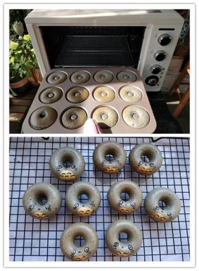 15. 烤好后取出。烘烤过程中可以点按单独开关的炉灯，随时察看一下炉内甜甜圈膨胀的情况。16. 倒扣在晾网上晾凉即可。也可以把其中一个甜甜圈撕开小块，剪出耳朵的形状，用融化的巧克力粘在合适位置即可。