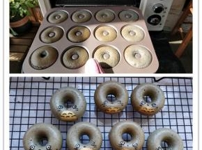 15. 烤好后取出。烘烤过程中可以点按单独开关的炉灯，随时察看一下炉内甜甜圈膨胀的情况。16. 倒扣在晾网上晾凉即可。也可以把其中一个甜甜圈撕开小块，剪出耳朵的形状，用融化的巧克力粘在合适位置即可。