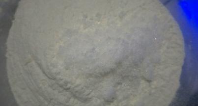 白色面团部分，糖加普通面粉和糯米粉搅拌均匀