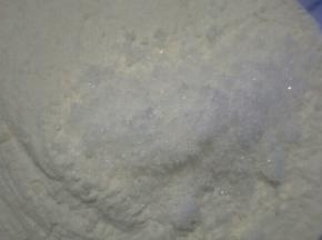 白色面团部分，糖加普通面粉和糯米粉搅拌均匀