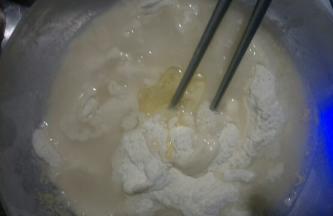 倒入面粉中，加入玉米油