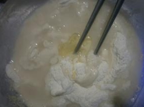 倒入面粉中，加入玉米油