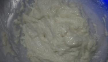 搅拌成面团备用
