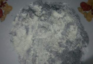 黑米面团部分，同样糖加普通面粉加黑米粉搅拌均匀