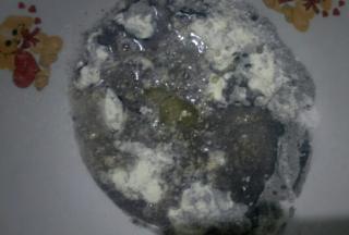 酵母放入水中融化加入面粉中，倒入玉米油，搅拌成面团