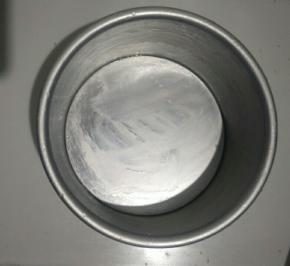 准备6英寸圆形模具，底部和周边刷一层玉米油