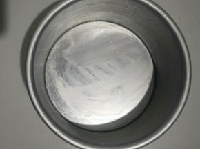 准备6英寸圆形模具，底部和周边刷一层玉米油