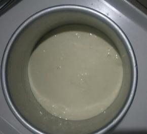 白色面团盛入，刮平