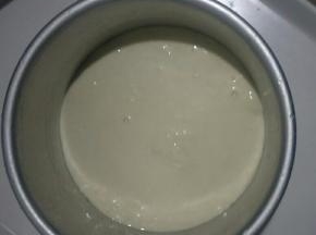 白色面团盛入，刮平