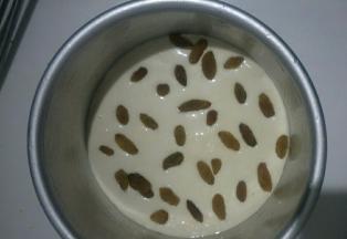 葡萄干洗净撒入