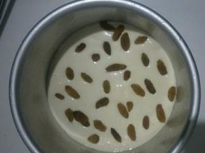 葡萄干洗净撒入