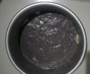 再盛入黑米面团，刮平
