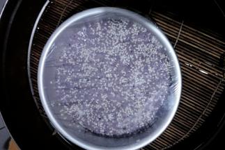 醒发至原来的两倍大，放入蒸屉，保鲜膜用牙签扎几个小孔。锅中倒冷水，开大火，水开后再蒸35~40分钟，关火闷3分钟