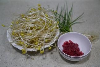 这款小炒菜的备料：黄豆芽一份，葱适量，牛肉适量。