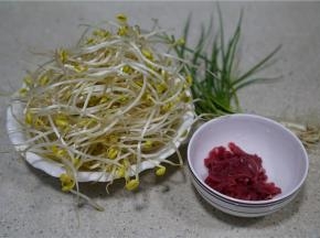 这款小炒菜的备料：黄豆芽一份，葱适量，牛肉适量。