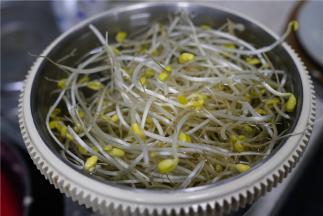 用细盐水泡洗一下黄豆芽，然后再控水备用。