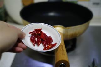 上面说到的就是这款锅，用了快一年了，外围有点发黄，但是不粘性依旧，这样子的不粘锅来炒快手菜，油量都可以少一点，锅里加少许油，将辣椒改刀下锅小火煸香。