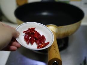 上面说到的就是这款锅，用了快一年了，外围有点发黄，但是不粘性依旧，这样子的不粘锅来炒快手菜，油量都可以少一点，锅里加少许油，将辣椒改刀下锅小火煸香。