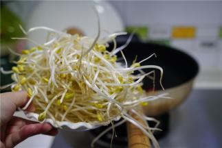 加入适量的细盐及料酒提味。