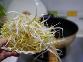 加入适量的细盐及料酒提味。