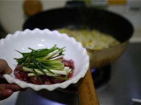 再将牛肉丝及葱段下锅炒至牛肉熟透就可以。