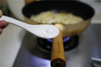 加入适量的细盐及料酒提味。