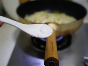 加入适量的细盐及料酒提味。