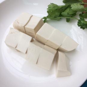 豆腐切块汆水一分钟左右捞起备用。