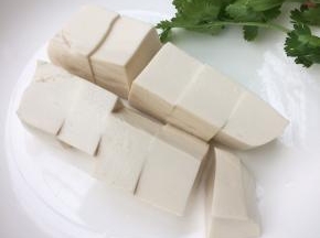 豆腐切块汆水一分钟左右捞起备用。