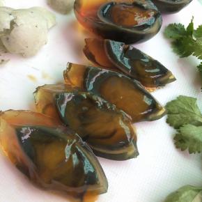 皮蛋切块，1个分成4块就好，太小没口感哈。（这次买的皮蛋品质不好）