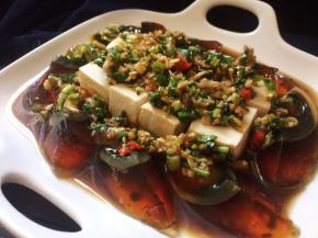 淋上调好的酱汁即可食用哦～～^_^