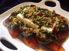 淋上调好的酱汁即可食用哦～～^_^