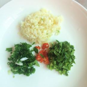 蒜头、香菜、小葱和小米辣分别切成细末备用。