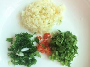 蒜头、香菜、小葱和小米辣分别切成细末备用。