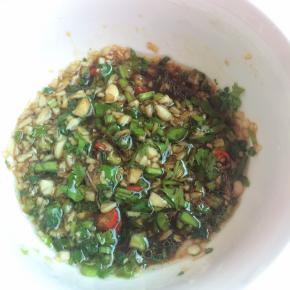 蒜末、香菜末、小葱末和小米辣放碗里，加入陈醋、味事达味极鲜酱油、麻油、盐和白糖拌匀备用。